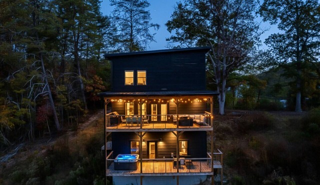 Secluded Cabin w/Mountain Views, Hot Tub, + Games
