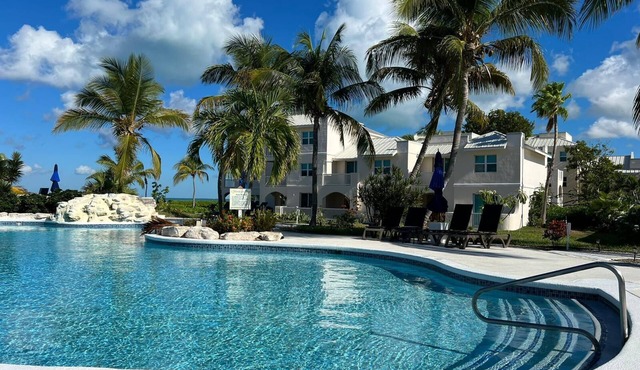 Secluded Condo, Beautiful Turquoise water awaits you!