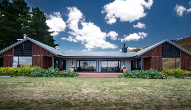 Secluded Country Cabin with a Shared Pool near Hastings, North Island