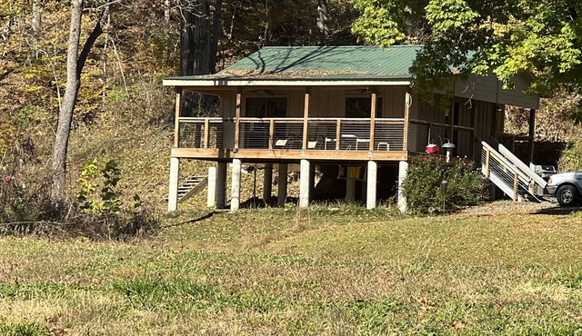 Secluded Couple’s one bedroom creek view cabin on Craigs Creek in Oriskany Va.