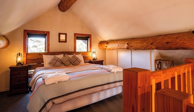 Secluded Eco-friendly Log Cabin with Steaming Outdoor Baths