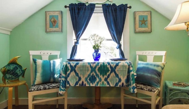 Secluded-Entire 2nd floor Suite with Private Bath