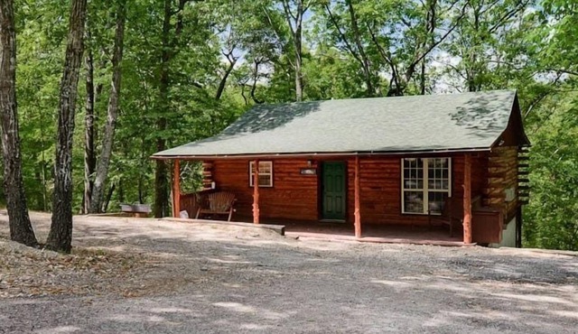 Secluded Forest Cabin! WIfi Jacuzzi fireplace