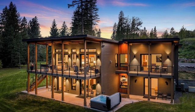 Secluded, gated luxury home along the White Salmon River