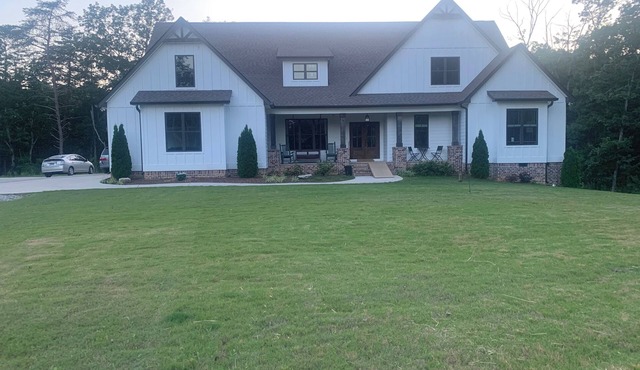 Secluded Getaway, 5-Bedroom home in Ringgold, GA