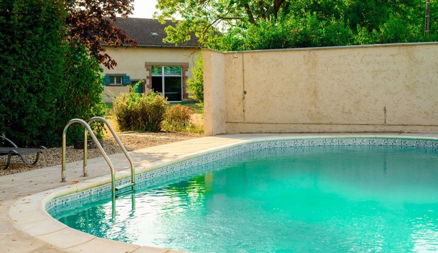 Secluded group gite with all comforts (pool, spa, sauna, summer kitchen)