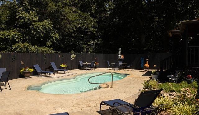 Secluded Hideaway with private pool 3-bedroom house in tranquil Tulsa
