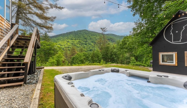 Secluded/Hot Tub/views! Minutes to Everything!