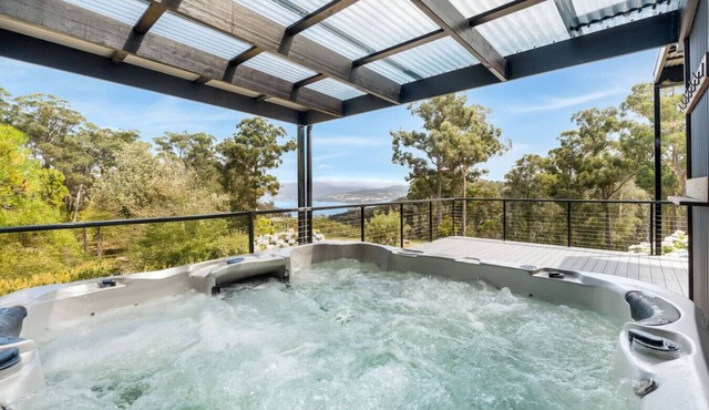 Secluded Huon Valley Lodge with Hot Tub & Cottage