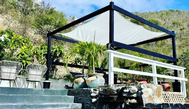Secluded Island Escape w/King Bed, Lush Gardens & Shared Pool Access