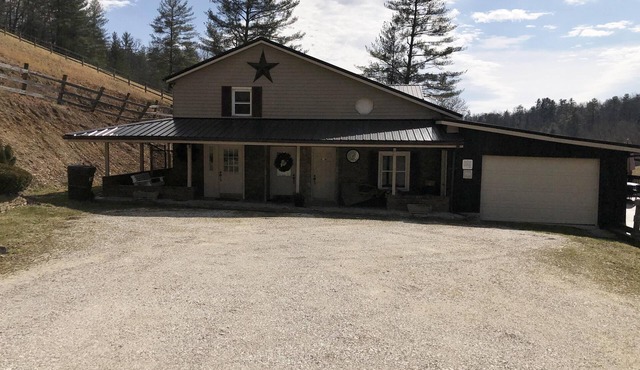 Secluded Large Group Cabin with a hot tub and wi-fi