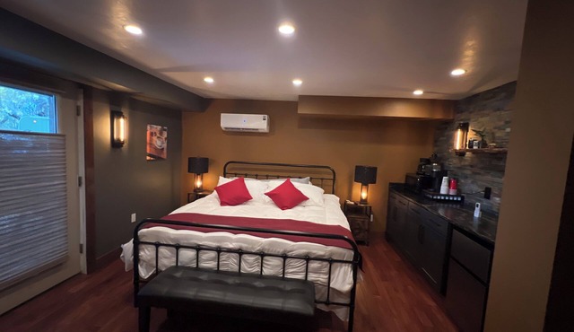Secluded location comfortable suite 2 blocks from shopping and dining