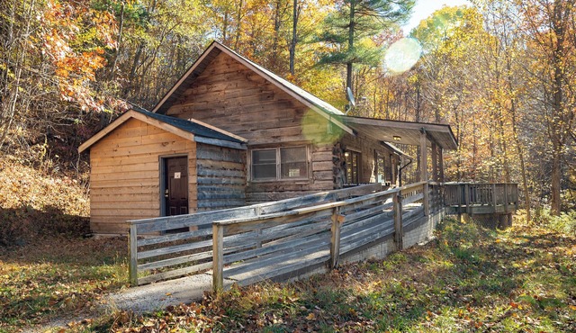Secluded log cabin, fireplace, wi-fi, hot tub on deck!! Secluded on 6 acres