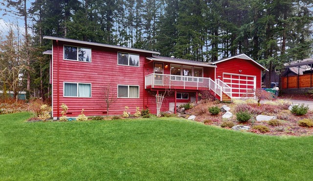 Secluded Modern Escape in Snohomish with Private Sport Court