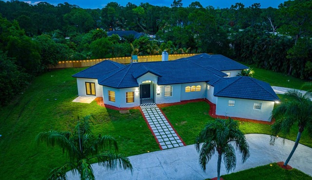 Secluded Modern Luxe Acre. Amazing Pool. Game Room