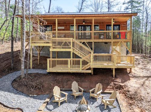 Secluded Mountain Cabin, Hottub, Fire pit, 4 Acres