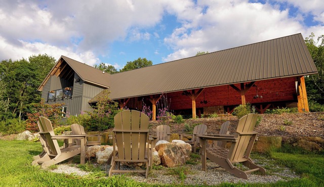 Secluded Mountain Top Vineyard Apartment near Lake Rabun and Tallulah Gorge