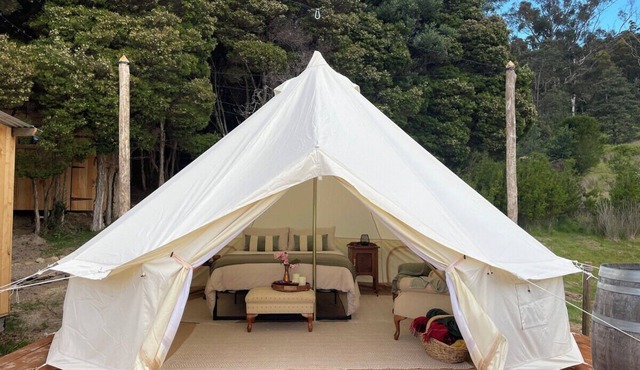 Secluded off grid romantic hideaway with stunning views