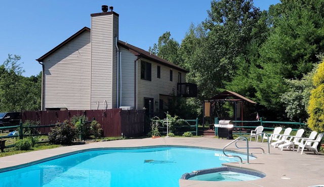Secluded, Private Pool. Steam/Sauna. Hot Tub. WiFi. Pool Table