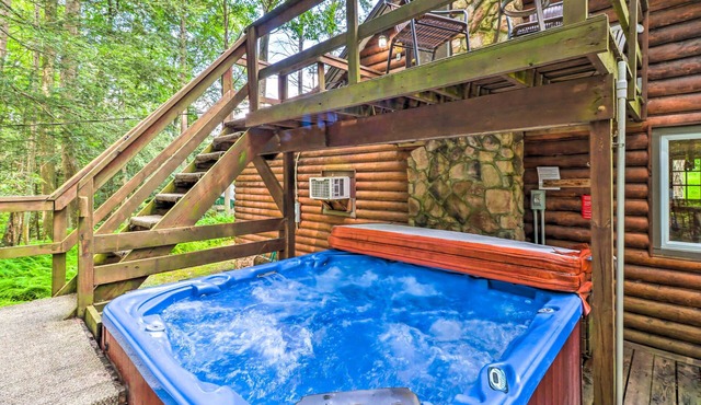 Secluded & Quiet Pocono Mountain Cabin w/Hot Tub!
