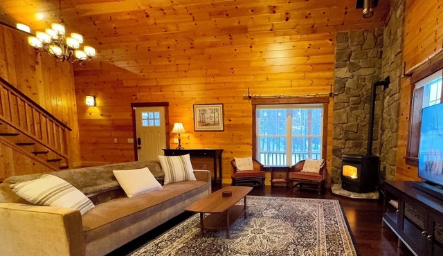 Secluded Rangeley Cabin/Trails, Fire Pit, Loft, Sleeps 8/Starry Nights