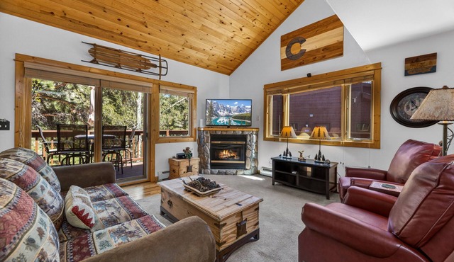 Secluded Riverfront Condo Fireplace Close to RMNP Entrance