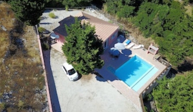 Secluded setting with sea and mountain views /10min from beach