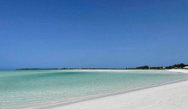 Secluded, Spacious Beachfront Villa w/Stunning Views throughout, Kayaks & SUP
