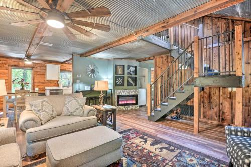 Secluded Table Rock Lake/Branson Cabin w/Hot Tub!