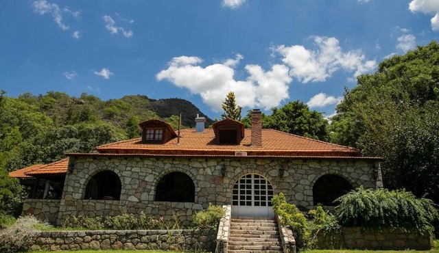 Secluded traditional Argentine Chateau - Near airport/center of town