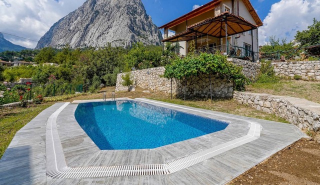Secluded Villa with on Mountainside in Antalya
