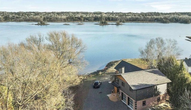 Secluded waterfront modern home | Lake access, Deck, BBQ, Firepit | Pet friendly