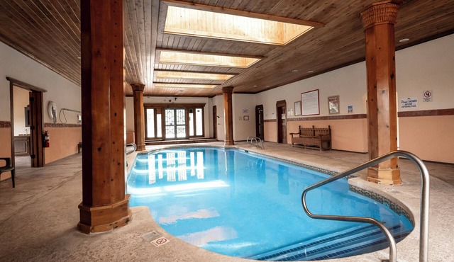 Seco Sundown - Adobe Retreat with Mountain Views, Pool & Ski Access