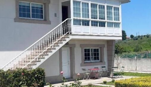 Second floor apartment in a house near Camino Inglés (Pet friendly)