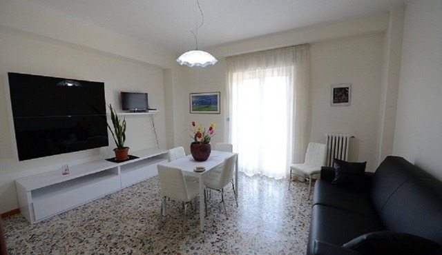 Second floor apartment Casa Amena near Vatican, Metro, parking.