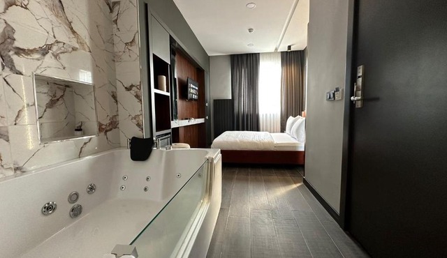 Second Suit Hotel