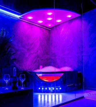 SECRET JACUZZl & LOVE