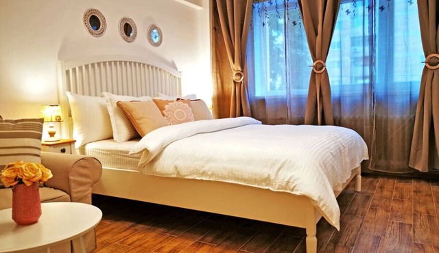 Sector 4 Charming Studio Apartment near Metro & Sun Plaza Mall