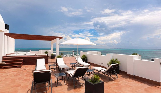 Secure Beachfront Retreat with Ocean Views, Rooftop, BBQ, Gym, Pools & Jacuzzi