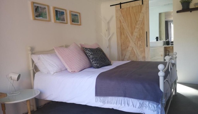 Secure, Private, Queen Room Close to Airport