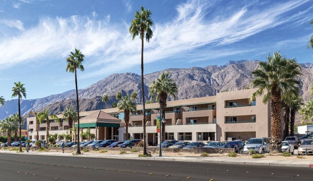 See Palm Springs and relax in this 1BD condo with resort amenities including pool/hot tub