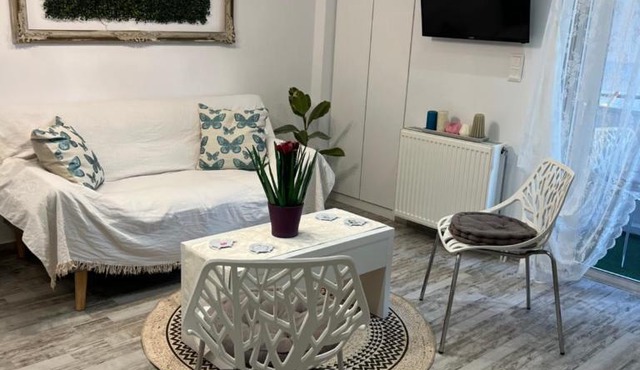 Selenity studio(close to two metro stations)