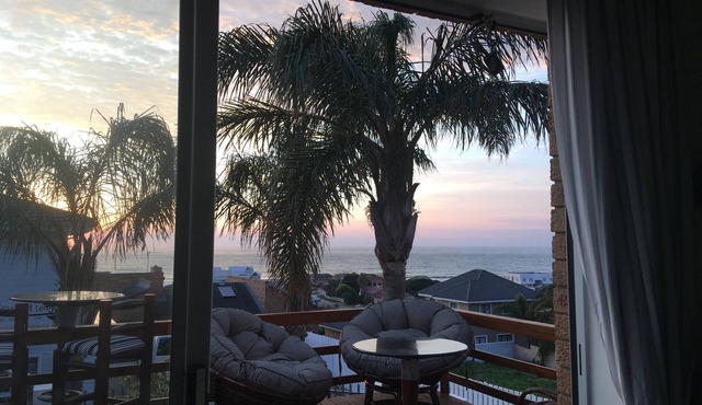 Self Catering Flatlet With A Stunning Sea View! Close To World Renowned