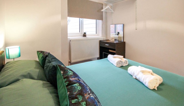 Self-contained 1 bed apartment Town Center High Wycombe