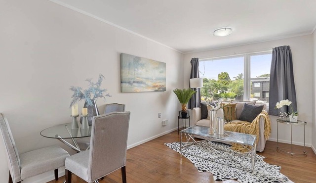 Self contained 2 Bedroom unit in Sunny Sandringham.