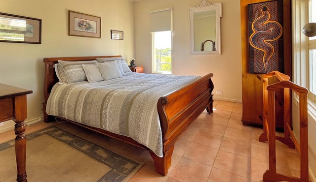 Self contained cabin in quiet coastal bushland setting. Pet friendly!