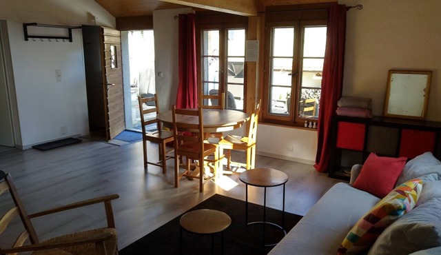 self-contained with kitchen, terrace, 5 min from lake, station and shops