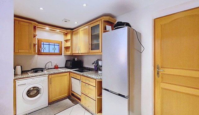 Self-contained apartment in residence with private parking. Pets allowed