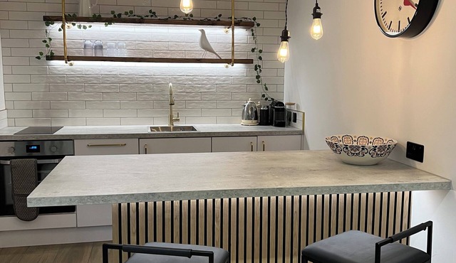 Self contained, newly renovated apartment apartment near Harry Potter studios