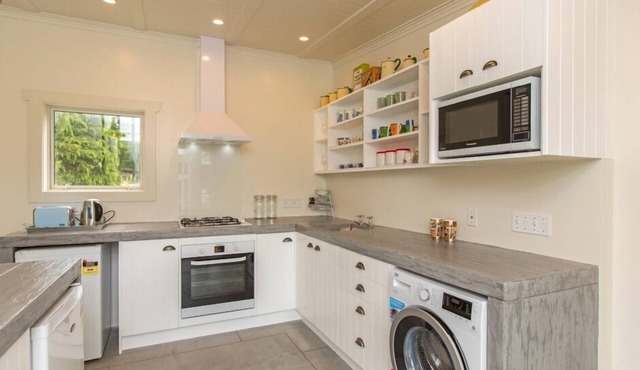 Self contained farm-stay cottage, rural location - Whitemans Valley, Hutt Valley